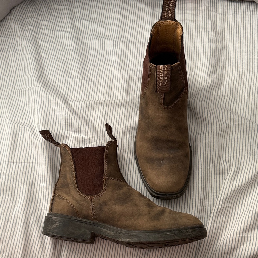 Women’s dress style blundstone boot.